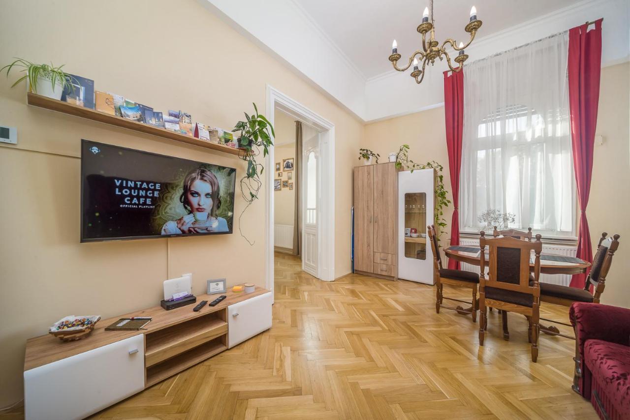 Vintage Apartment *