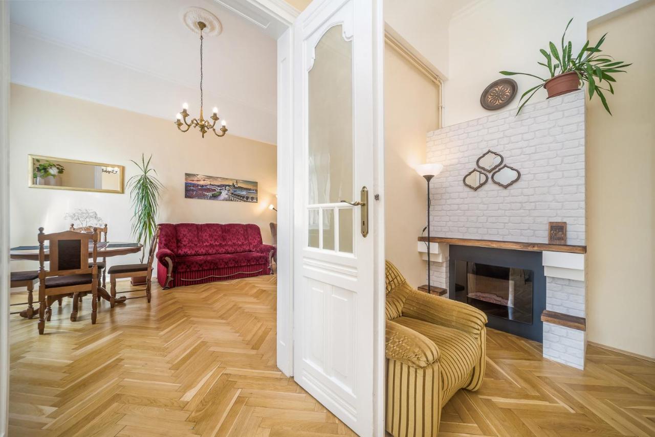 Apartment Vintage Pecs