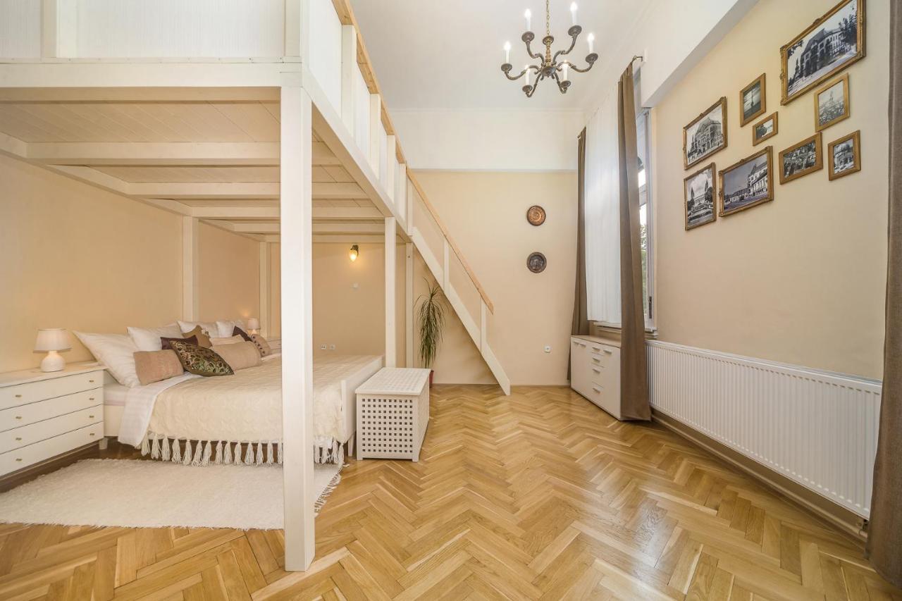 Apartment Vintage Pecs