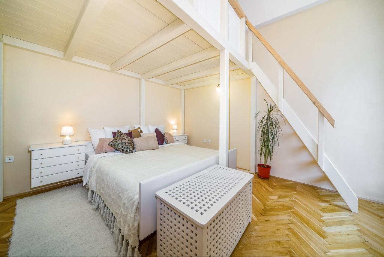 Vintage Apartment *